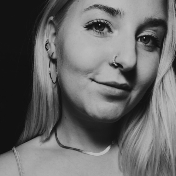 Meet your Posher, Emily - Picture 2 of 7